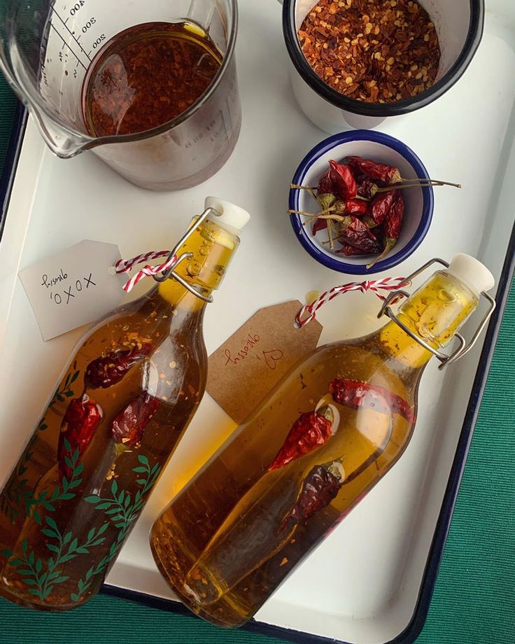 Papryczka Chili w Oliwie: Pikantny Akcent i Długotrwały Smak